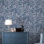 Laura Ashley Vliestapete Summerhill Midnight Blue mit floralem Muster auf blauem Grund.