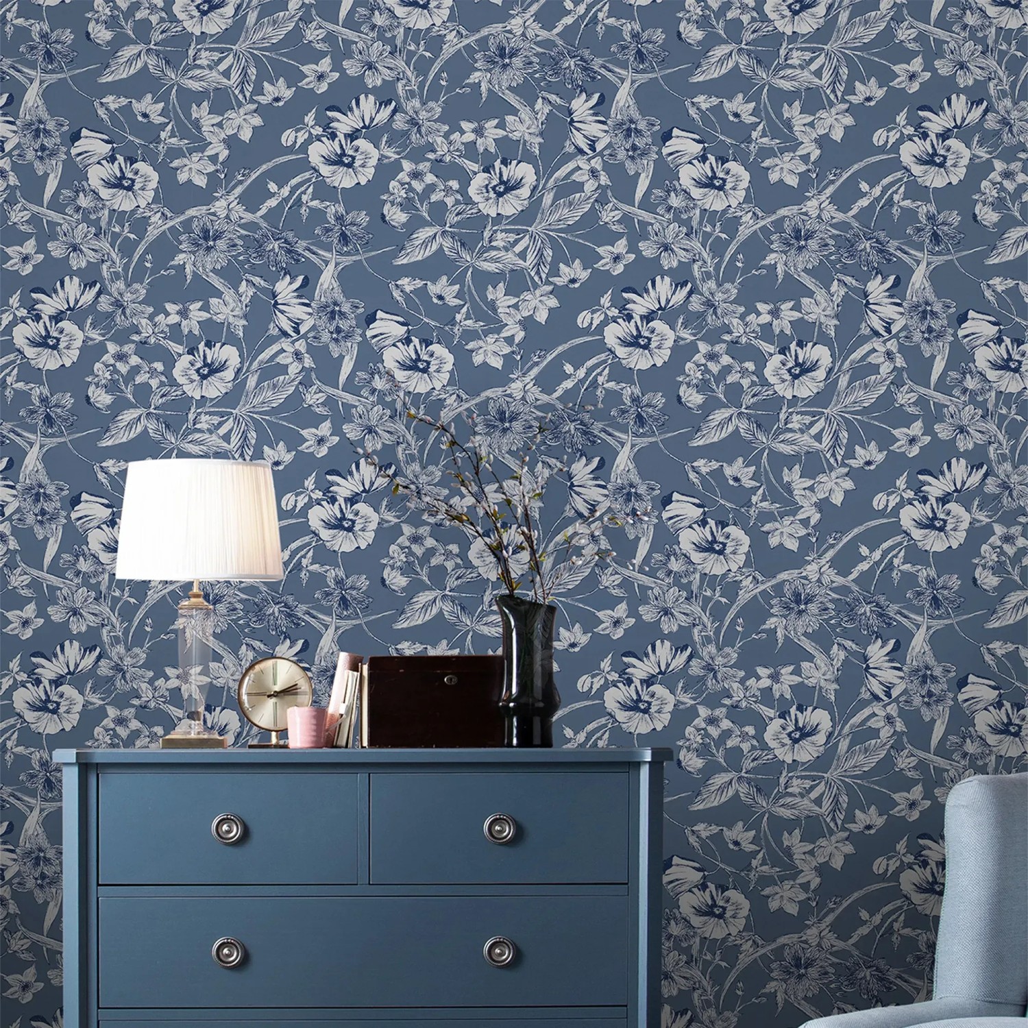 Laura Ashley Vliestapete Summerhill Midnight Blue mit floralem Muster auf blauem Grund.