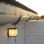 Anthrazitfarbene Lutec Außenwandleuchte Box Cube an Hauswand.