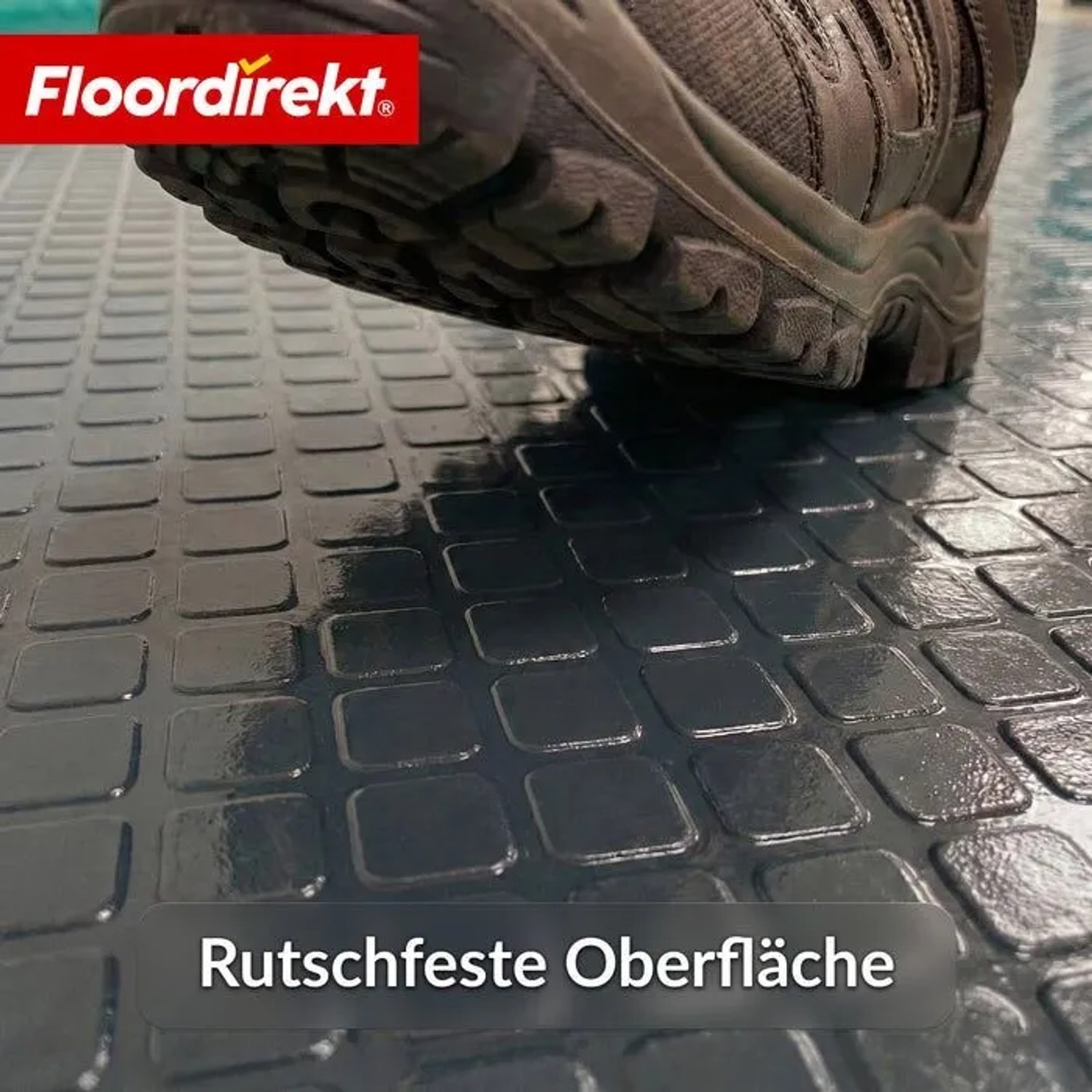 Dunkelgrauer PVC-Bodenbelag mit Quadratmuster und Schuh für Rutschfestigkeit.