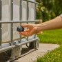 Gardena Einsteck-Tankverbinder Push In wird an Regentonne montiert.