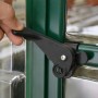 Detailaufnahme: Hand betätigt Verschlussriegel am grünen Palram Canopia Gewächshaus.