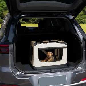 Beige Juskys Hundetransportbox Lassie L im Kofferraum mit Hund.