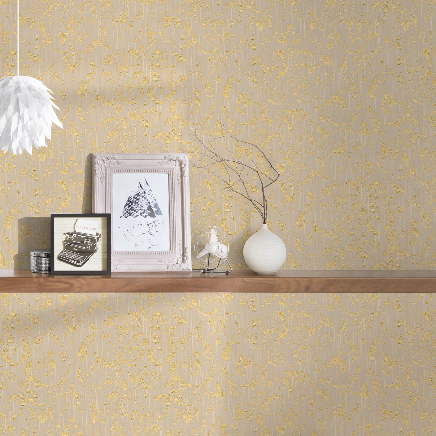 Beige-goldene Vliestapete mit Barockmuster und Glitzer für Wohn- und Esszimmer.