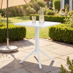 Weißer eckiger CLP Klapptisch Sky aus Kunststoff auf Terrasse. Perfekt für Garten & Balkon.