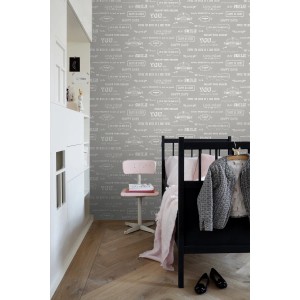 ESTAhome Kreidetafel-Tapete, beige mit Schriftzügen, im Kinderzimmer