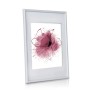 Weißer Bomoe Blossom Bilderrahmen mit abstrakter, pinkfarbener Blumen-Illustration.