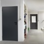 Anthrazitgraue Hörmann Mehrzwecktür H8-5 (87,5x200 cm) im Innenraum.
