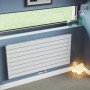 Weißer Ximax Raumheizkörper P1 Duplex Slimline Deluxe (595x1400mm) an blauer Wand.