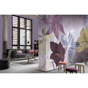 Fototapete ELLE Decoration AMARYLLIS violett mit großem Blumenmuster im Wohnraum.