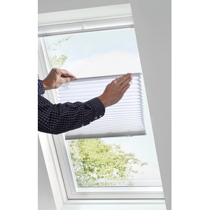 Gardinia Dachfenster-Plissee, weiß, mit Saugnäpfen am Dachfenster befestigt.