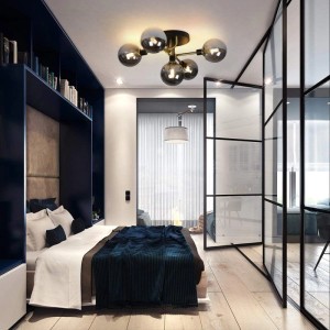 Fünfflammige NETTLIFE LED Deckenleuchte aus Metall mit Messingarmen und Rauchglas-Kugeln in modernem Schlafzimmer.