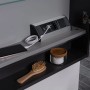 Detailaufnahme: Fackelmann Spiegelschrank Luna Anthrazit mit Steckdose, Handy und Badutensilien.