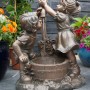 Gartenbrunnen-Set Memphis mit Kinderfiguren und Pumpe, rustikale Dekoration für Garten und Terrasse.