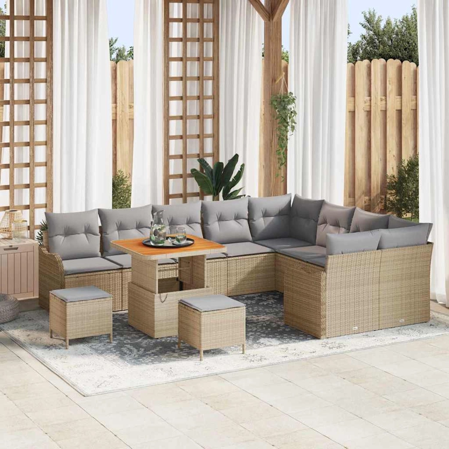 Beiges 12-teiliges Garten-Sofa-Set aus Poly Rattan mit Tisch und Hockern.