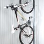 Biohort bikeMax Fahrradhalter im Gerätehaus AvantGarde: Platzsparende Fahrradaufbewahrung.