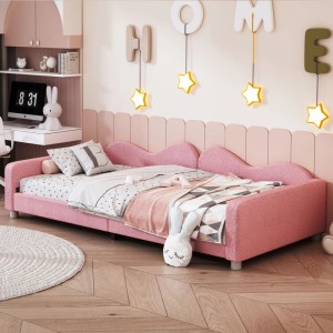 Rosa Kinderbett 90x200cm aus Teddystoff mit welliger Rückenlehne, als Schlafsofa im Kinderzimmer.