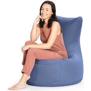 Blauer Sitting Point Sessel Outside (300 l) mit sitzender Person. Bequemer Sitzsack für Indoor & Outdoor.
