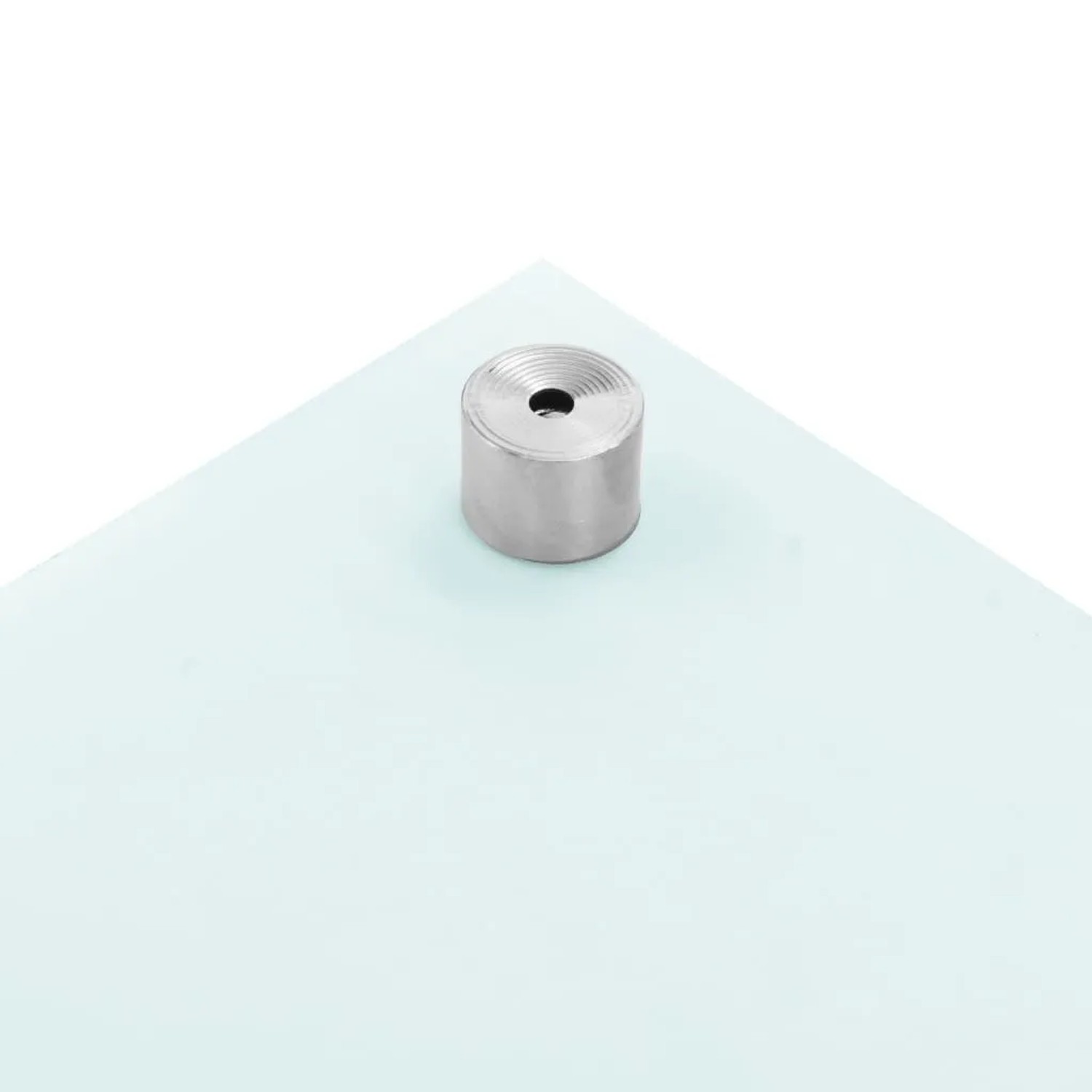 Detailaufnahme einer weißen Glas Küchenrückwand mit silberfarbener Halterung.