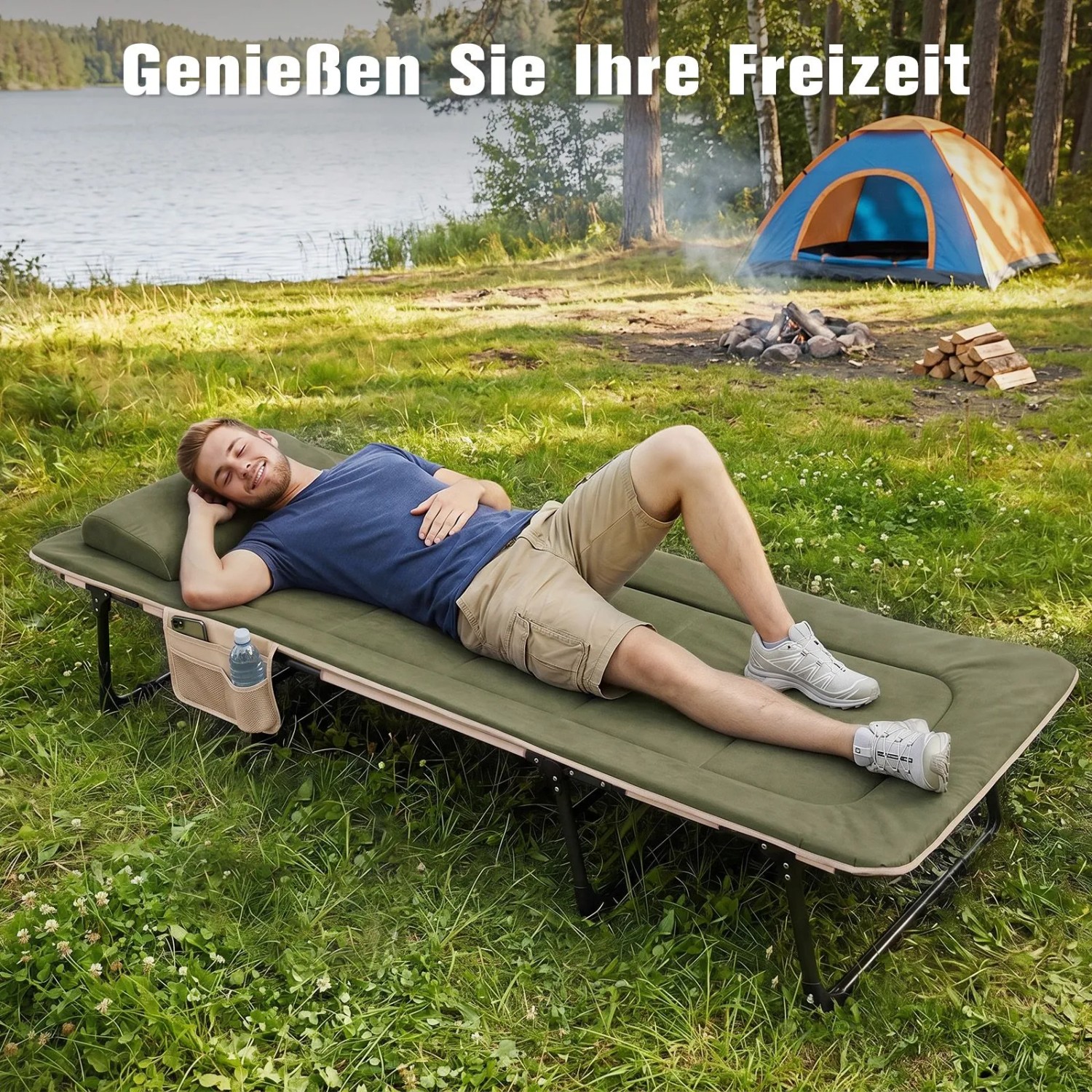Grünes Klapp-Campingbett mit Matratze & Kissen, Mann entspannt am See. Ideal für Outdoor & Gäste.