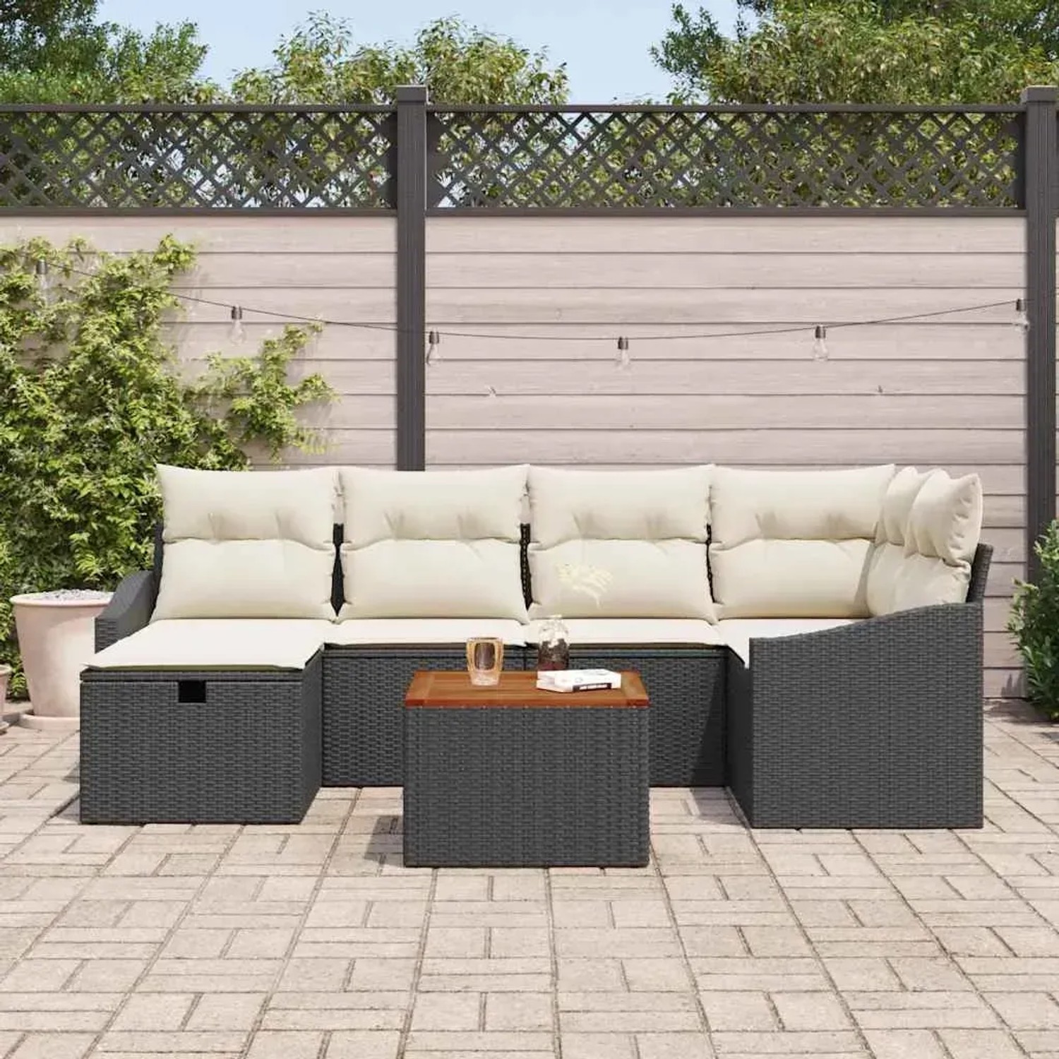 Schwarzes 7-teiliges vidaXL Garten-Sofa-Set aus Poly Rattan mit Kissen.