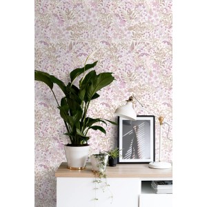 ESTAhome Vliestapete mit Feldblumenmuster in Violett und Graugrün an einer Wand, daneben ein Schreibtisch mit Pflanzen.