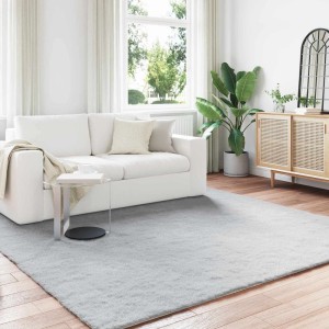 Grauer, flauschiger vidaXL Kunstfell Hasen Teppich Olite 200x200 cm aus Polyester im modernen Wohnzimmer.