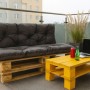 Anthrazit Palettenkissen Set für Sitz- & Rückenkissen auf Palettensofa mit gelbem Tisch auf Balkon.