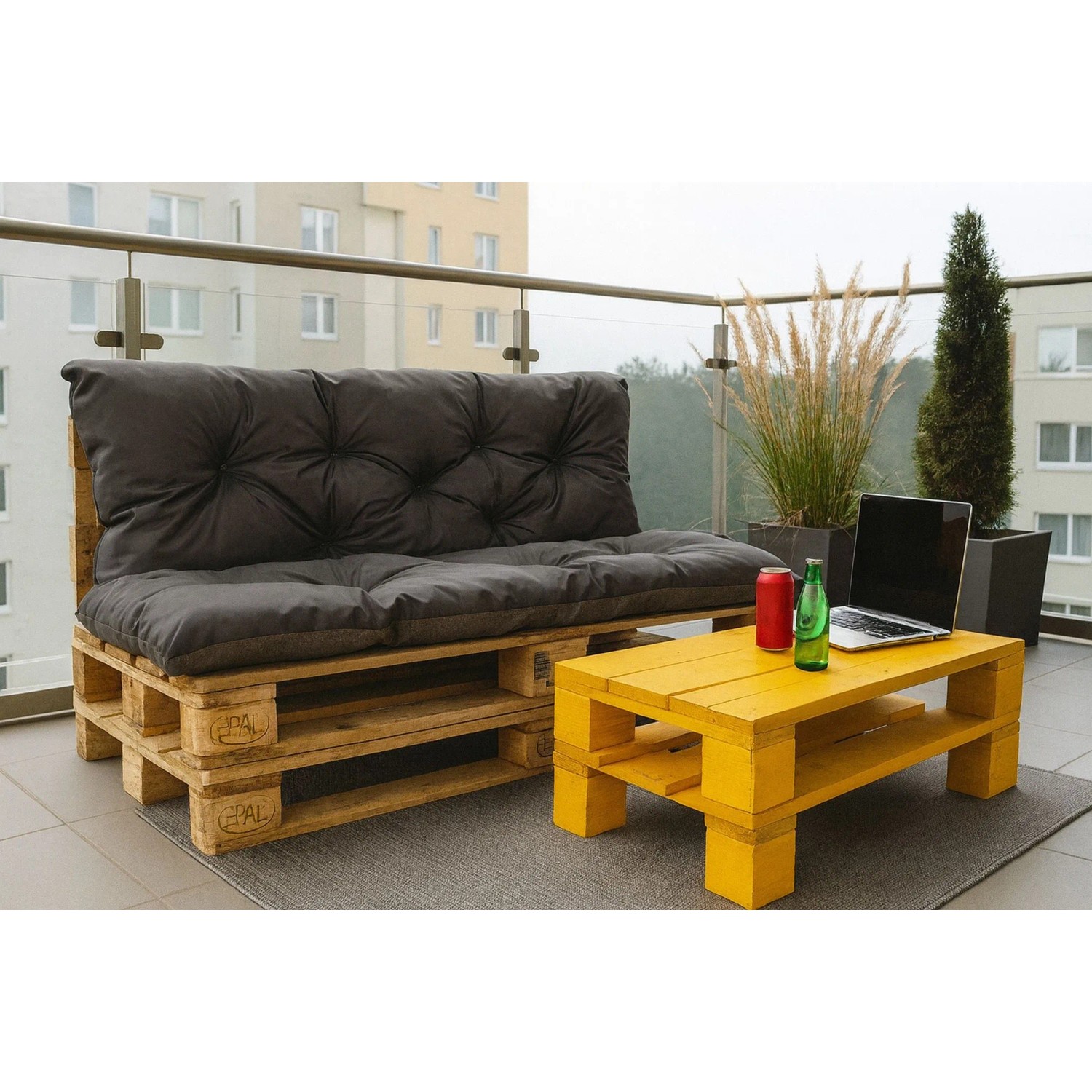 Anthrazit Palettenkissen Set für Sitz- & Rückenkissen auf Palettensofa mit gelbem Tisch auf Balkon.