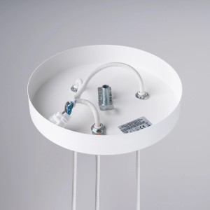 Detailansicht der weißen Sollux Arche 3P Pendelleuchte, zeigt Befestigung und Kabel.