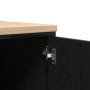 Detailaufnahme: Schwarzer Garagen-Werkzeugschrank mit Holzarbeitsplatte und Scharnier.