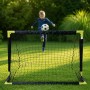 Schwarz-gelbes Fußballtor auf Rasen, Kind spielt Fußball. Faltbares PVC-Polyester Tor für Spiel & Spaß im Garten.