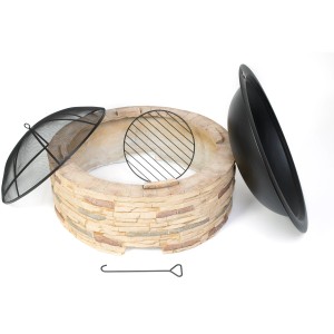 Westmann Feuerstelle in Steinoptik mit Funkenschutzhaube und Grillrost.