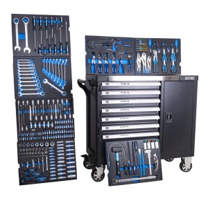 Bestückter, schwarzer DeTec. XXL Werkstattwagen mit Werkzeug in Schaumstoffeinlagen.