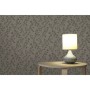 Dekorative Tadessi Vliestapete Floral M1-No.3995 mit dunklem Blumenmuster an Wand, Tisch, Lampe.