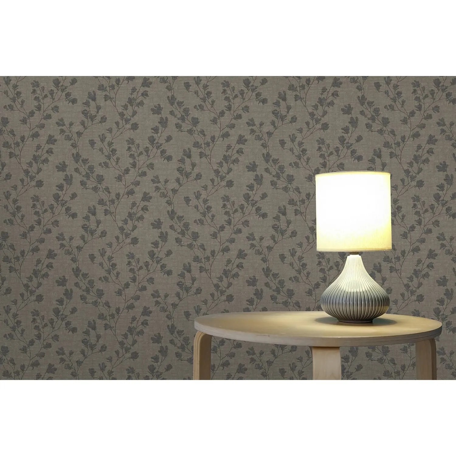 Dekorative Tadessi Vliestapete Floral M1-No.3995 mit dunklem Blumenmuster an Wand, Tisch, Lampe.