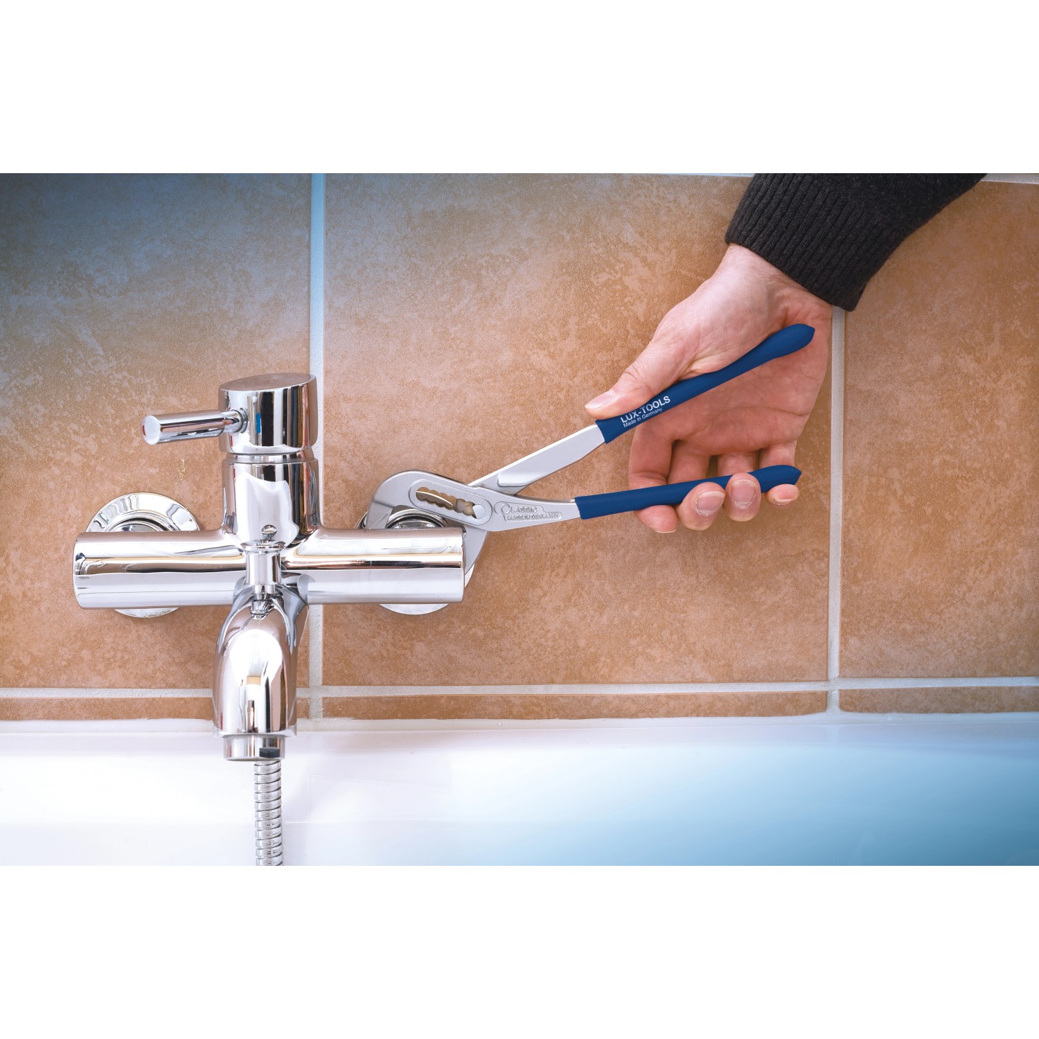 LUX Armaturenzange 240 mm Comfort im Einsatz an einer Armatur im Badezimmer.