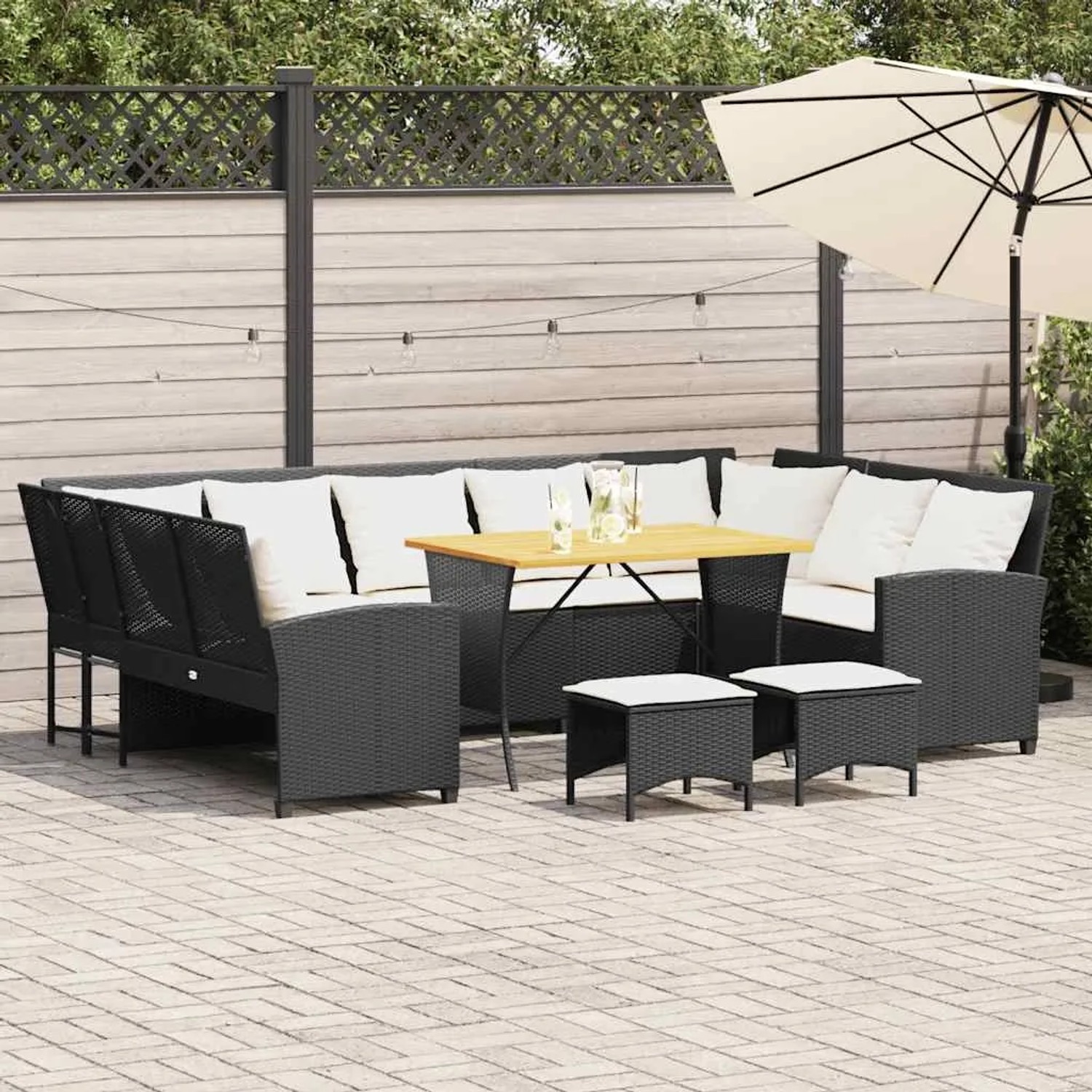 Schwarze vidaXL Garten-Sofagarnitur mit Tisch und Hockern, Polyrattan mit cremeweißen Kissen.