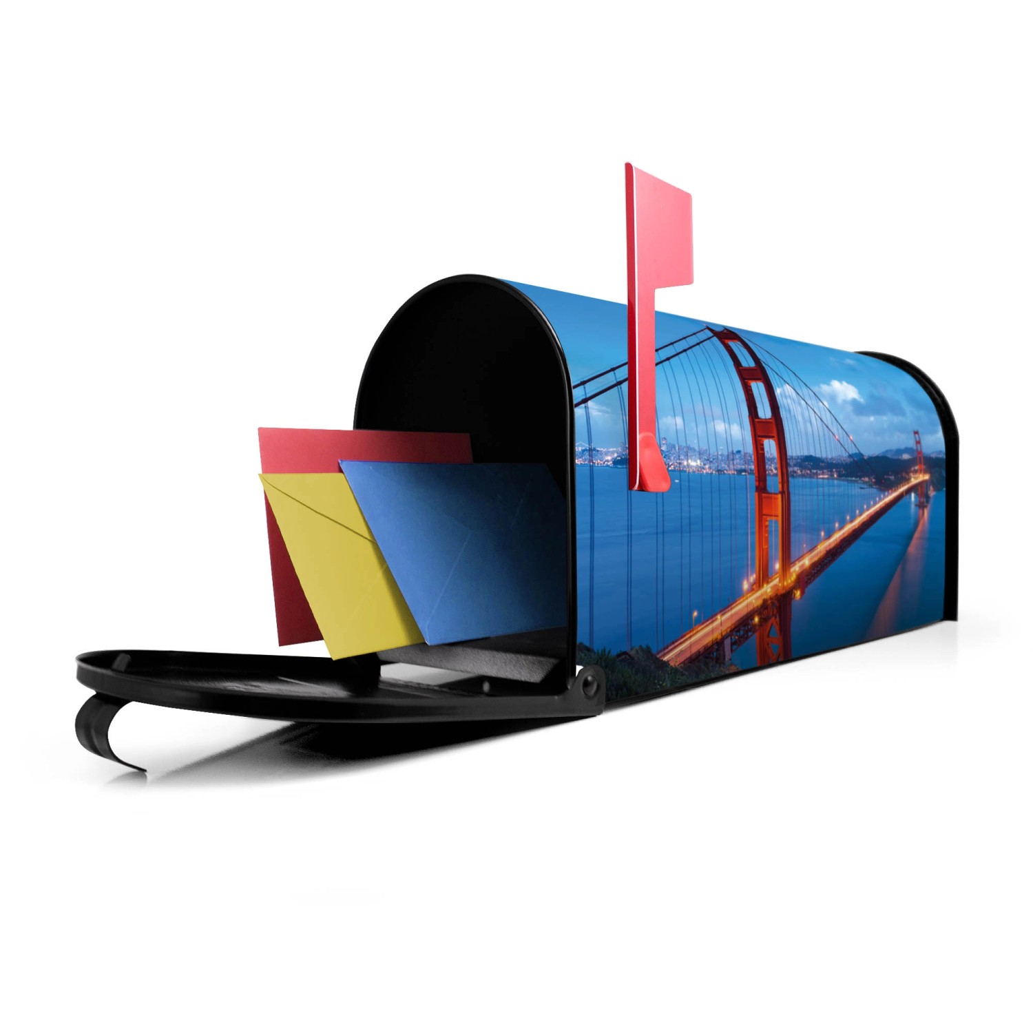 Schwarzer US Briefkasten mit Golden Gate Bridge Motiv, offene Klappe mit Briefen.