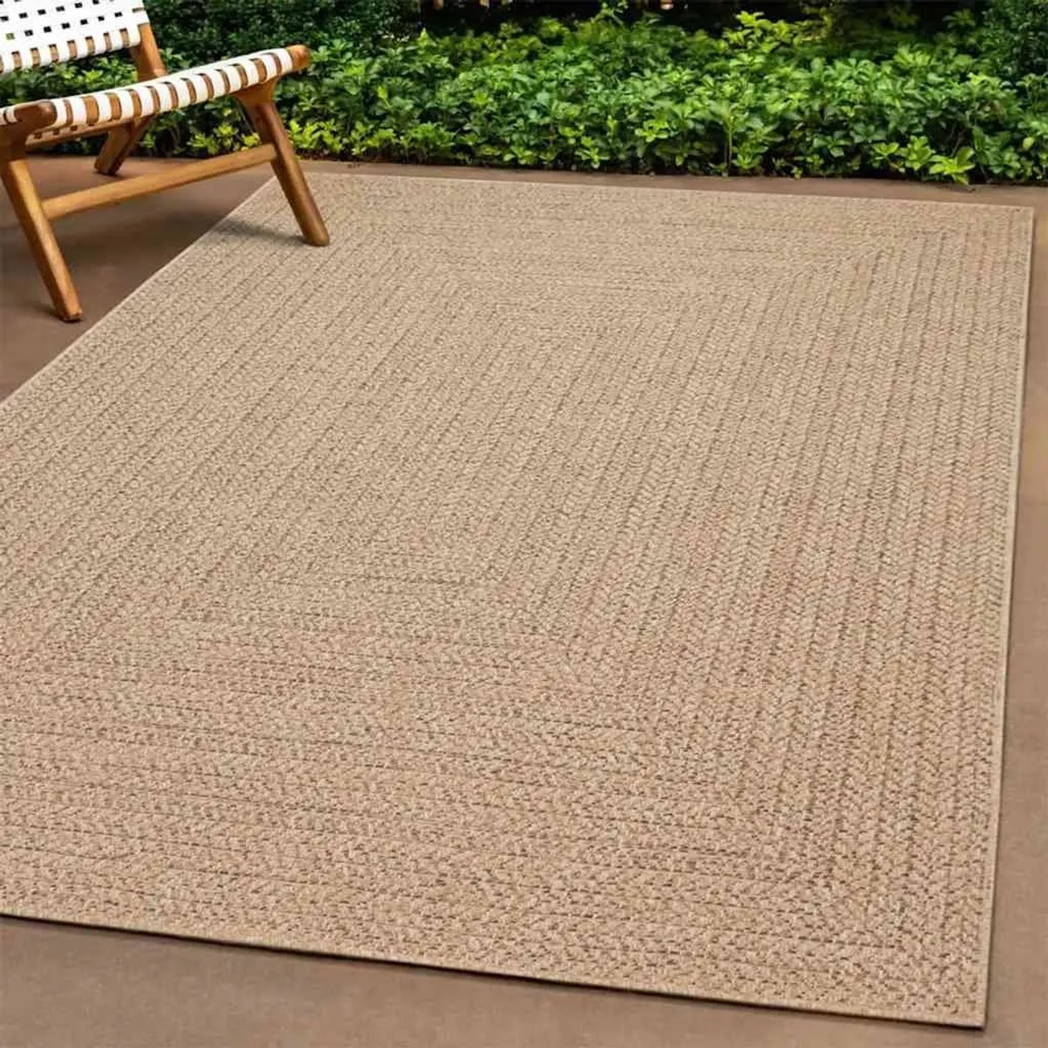 Rechteckiger vidaXL Outdoor-Teppich ZIZUR 240x340 cm in heller Jute-Optik aus Polypropylen auf Terrasse.