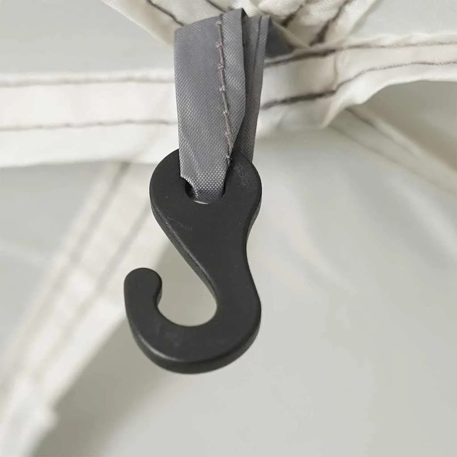 Schwarzer S-Haken am grauen Befestigungsband des vidaXL Poolzelts. Detail für Pavillon-Zubehör.