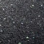 Nahaufnahme der schwarzen KARAT Antivibrationsmatte / Schallschutzmatte aus Gummigranulat mit Farbpigmenten.