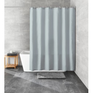 Kleine Wolke Duschvorhang Rica, 180x200 cm, silber, vor Badewanne mit grauem Teppich.