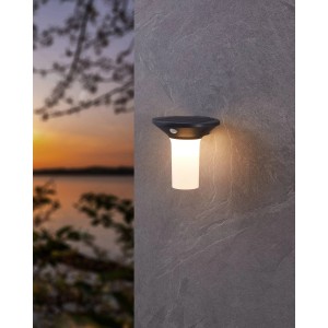Graphitfarbene Eglo LED Solar Wandleuchte Corbezzola mit Sensor, 16x16 cm. Leuchtet warmweiß.
