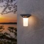 Graphitfarbene Eglo LED Solar Wandleuchte Corbezzola mit Sensor, 16x16 cm. Leuchtet warmweiß.