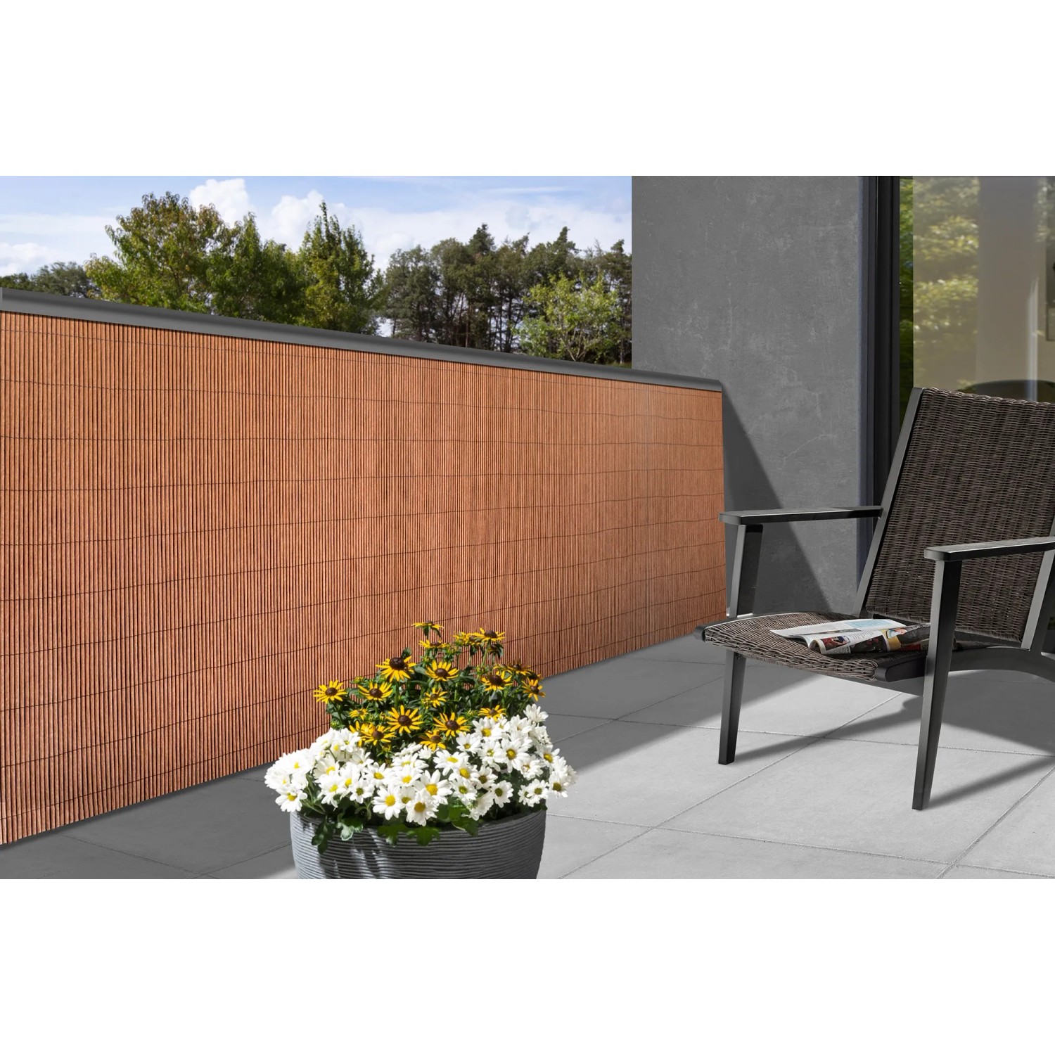 Floraworld Sichtschutz Premium Plus, hellbraune Kunststoff-Sichtschutzmatte (90x300cm) auf Balkon.