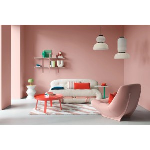 Modernes Wohnzimmer mit Wänden in matter Alpina Innenfarbe Pantone Misty Rose Rosa. Stilvolle Wandfarbe für Ihr Zuhause.