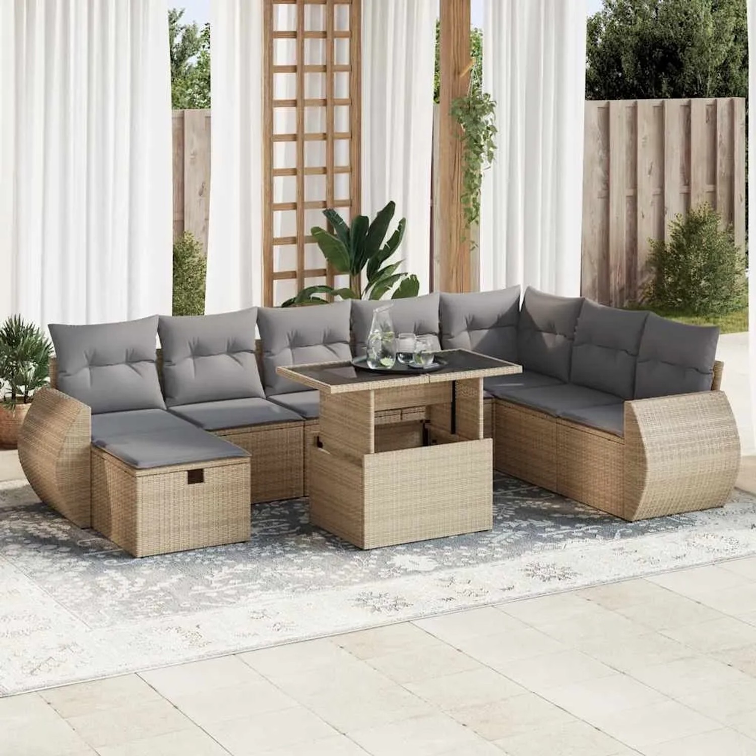 Beige 9-teilige Garten-Sofagarnitur aus Rattan mit hellgrauen Kissen und Tisch.