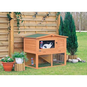 Trixie Kleintierstall Natura mit Freilaufgehege, brauner Holzstall mit Gitter und grünem Dach.
