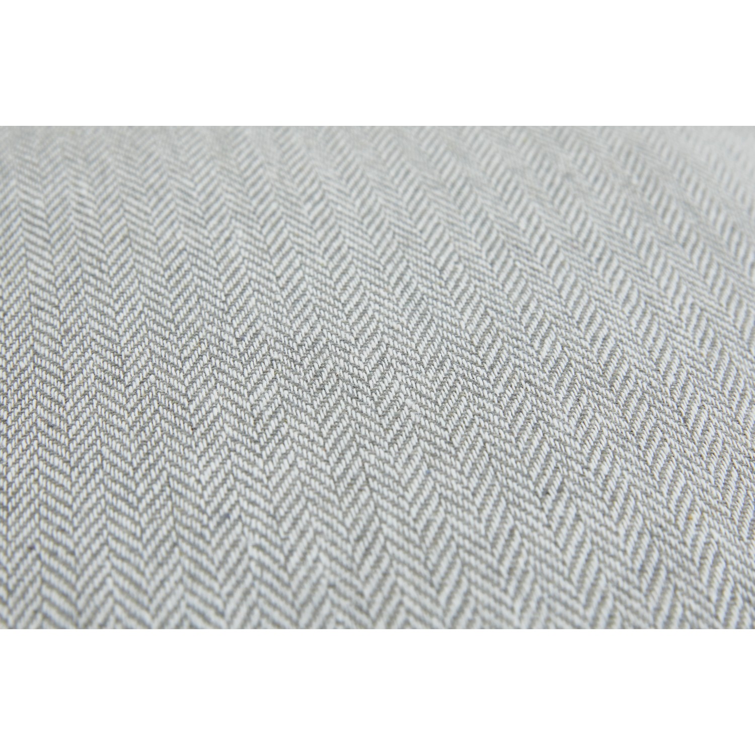 Nahaufnahme: Hellgraues Andiamo Kissen Jenny (40x40 cm) mit Fischgrätenmuster.